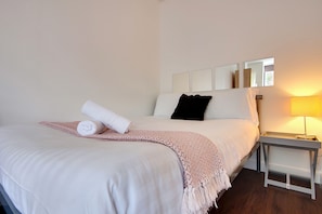 Travel cot, free WiFi, bed sheets