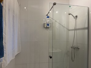 Dusche, Haartrockner, Handtücher, Toilettenpapier