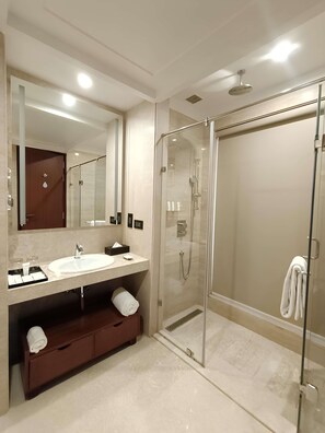 Junior Suite with Partial View | Bathroom | Shower, rainfall showerhead, free toiletries, hair dryer