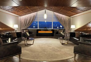 Lobby sitting area - Radisson Hotel Kufri Shimla (Theog)