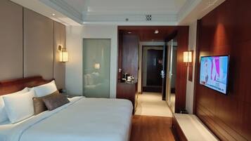 Deluxe Room (Valley View) | Minibar, in-room safe, blackout drapes, iron/ironing board