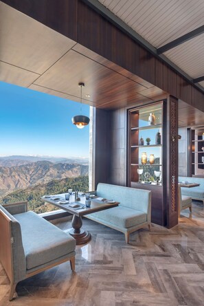 Melayani sarapan, makan siang, dan makan malam