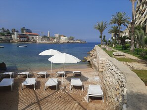 Plage, chaises longues, serviettes de plage