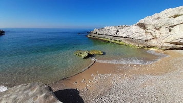 Sulla spiaggia, lettini da mare, teli da spiaggia