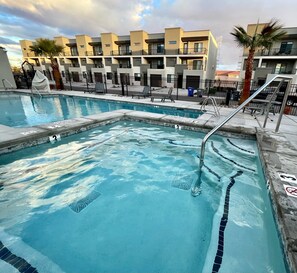 Piscina all'aperto, una piscina riscaldata