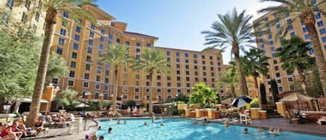 Een buitenzwembad en een verwarmd zwembad