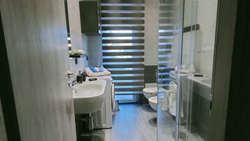 Dusche, Haartrockner, Handtücher, Seife