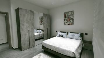 2 bedrooms, desk, iron/ironing board, WiFi