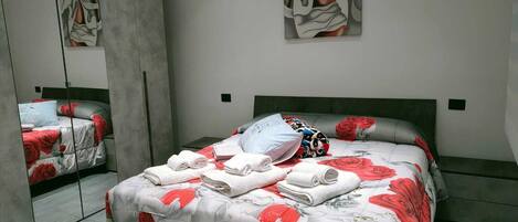 2 Schlafzimmer, Schreibtisch, Bügeleisen/Bügelbrett, WLAN