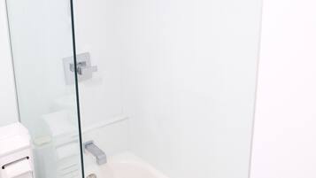 Duschwanne, Handtücher, Seife, Toilettenpapier