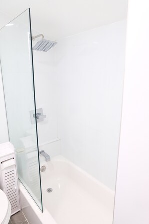 Duschwanne, Handtücher, Seife, Toilettenpapier