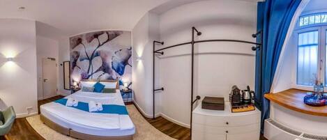 Een bureau, wifi, beddengoed