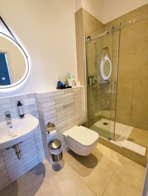 Free toiletries, hair dryer, soap, shampoo - Homely Stay Studio3 - with historical mural (München)
