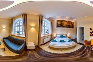 Desk, iron/ironing board, WiFi, bed sheets - Homely Stay Studio3 - with historical mural (München)