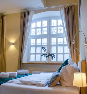 Desk, iron/ironing board, WiFi, bed sheets - Homely Stay Studio3 - with historical mural (München)
