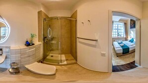 A modern bathroom with a glass shower enclosure, a toilet, and a sink. - Homely Stay Studio3 - with historical mural (München)