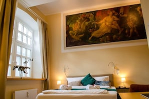 Desk, iron/ironing board, WiFi, bed sheets - Homely Stay Studio3 - with historical mural (München)
