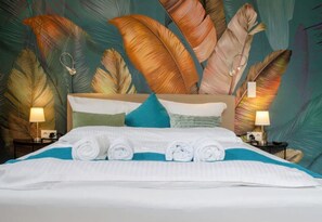 Desk, travel cot, WiFi, bed sheets