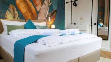 Desk, travel crib, WiFi, bed sheets