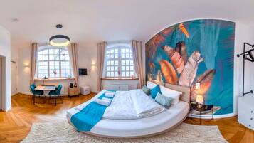 Una scrivania, culla da viaggio, Wi-Fi, lenzuola