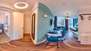 Una habitación moderna con comedor, sofá y cama.