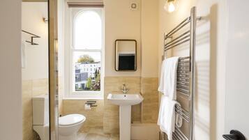 Grand-Apartment | Badezimmer | Dusche, kostenlose Toilettenartikel, Haartrockner, Handtücher