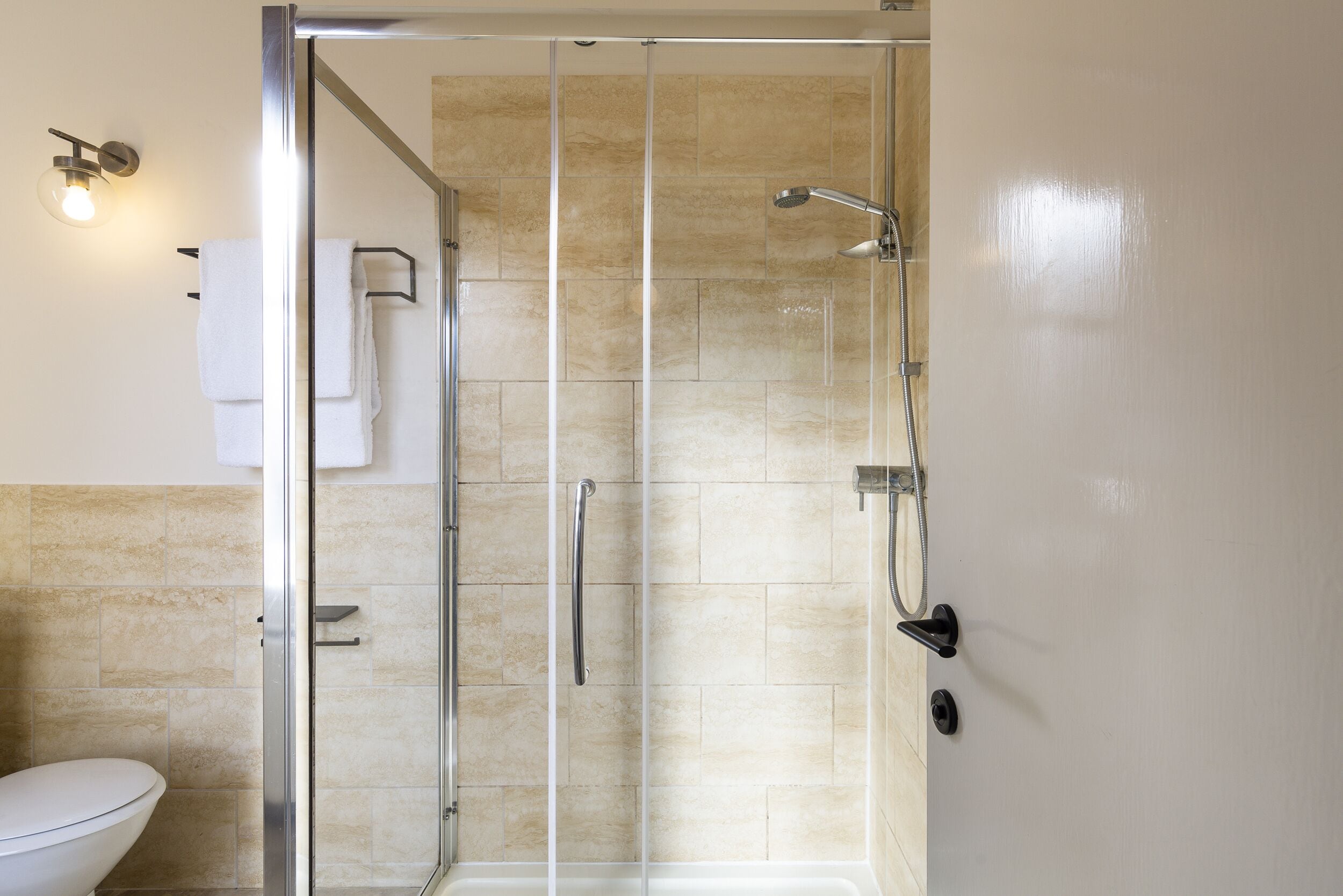 Gallery appartement | Badkamer | Een douche, gratis toiletartikelen, een haardroger, handdoeken