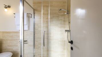 Gallery appartement | Badkamer | Een douche, gratis toiletartikelen, een haardroger, handdoeken