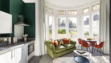 ์๋ฆฌํธ ์ํํธ | 1 ๊ฐ์ ์นจ์ค, ์ฑ
์, ๋
ธํธ๋ถ ์์
๊ณต๊ฐ, ๋ค๋ฆฌ๋ฏธ/๋ค๋ฆฌ๋ฏธํ