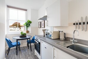 Apartamento ejecutivo | Cocina privada | Frigorífico grande, microondas, horno y hervidor eléctrico
