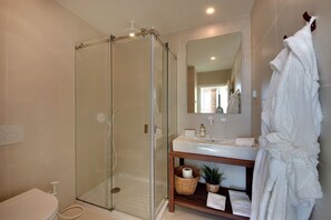 Ensemble douche/baignoire, baignoire Ă jets, sĂšche-cheveux