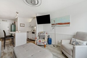 Smart TV - Beautiful North Shore Studio (South Haven)