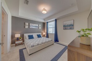 3 habitaciones, escritorio y tabla de planchar con plancha 