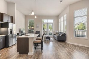 Apartament executiu, 1 dormitori | Sala d'estar | Televisor intel·ligent