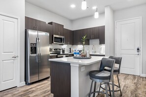 Appartement exécutif, 2 chambres | Cuisine privée | Réfrigérateur grande capacité avec congélateur, un four, lave-vaisselle