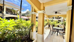 تناول الطعام بالخارج