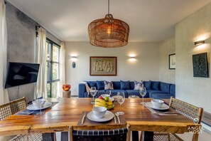 Deluxe-Apartment, 2 Schlafzimmer, Terrasse | Essbereich im Zimmer
