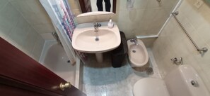 Combinació de dutxa i banyera, assecador de cabells, bidet i tovalloles