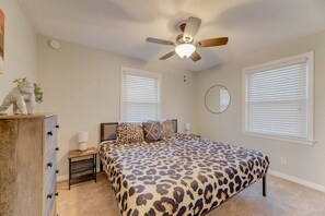 3 Schlafzimmer, Schreibtisch, Bügeleisen/Bügelbrett, Reisekinderbett