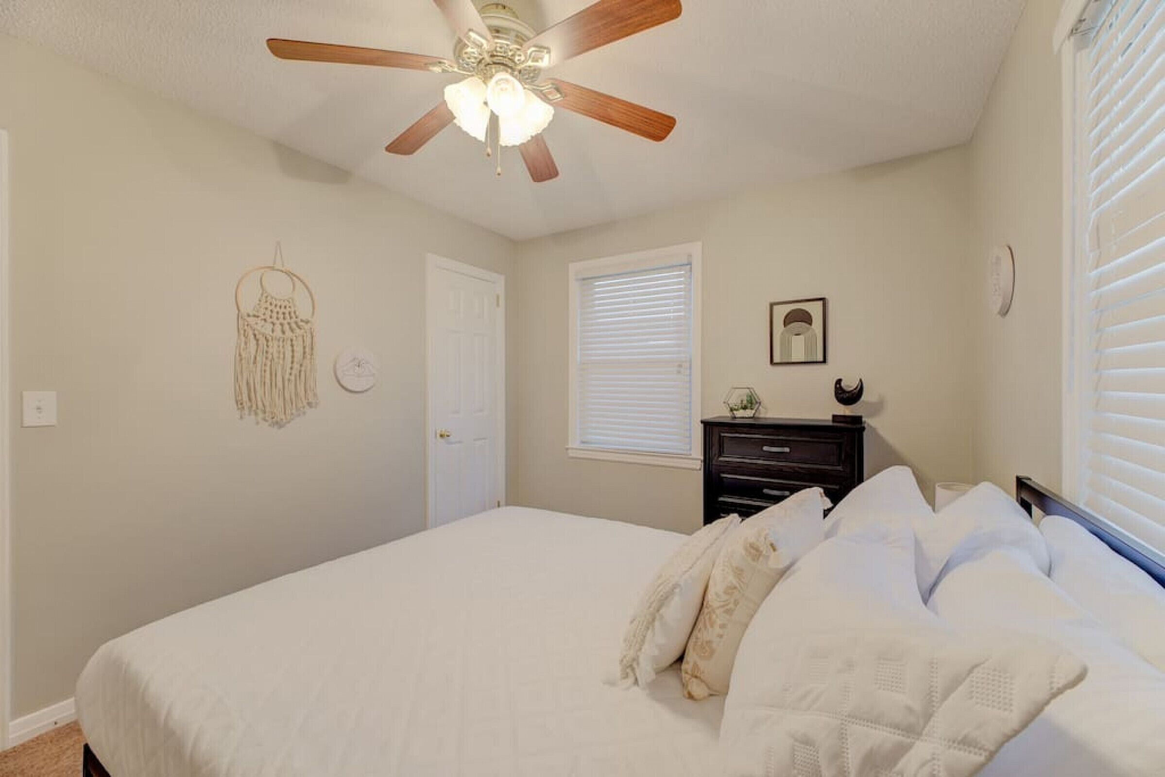 3 habitaciones, escritorio y tabla de planchar con plancha 