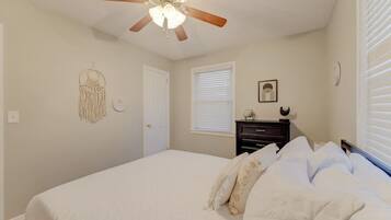 3 bedrooms, desk, iron/ironing board, travel crib