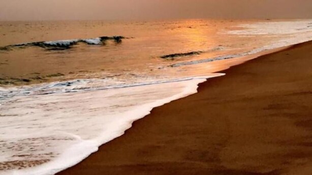 A beach with waves and a sunset. - Luxury Apartment With sea View in Lekki/ajah (Lekki)
