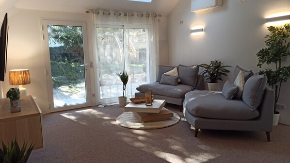 TV - Small prestigious property near Paris (Le Plessis-Trévise)