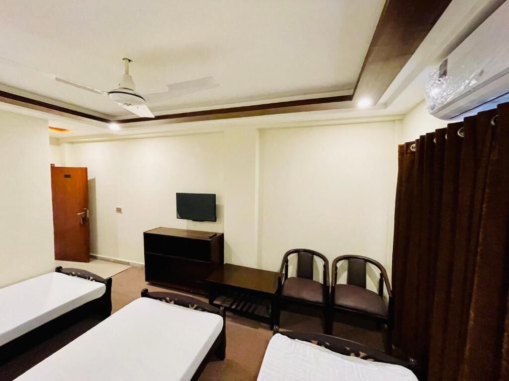 Deluxe Triple Room | Iron/ironing board, free WiFi