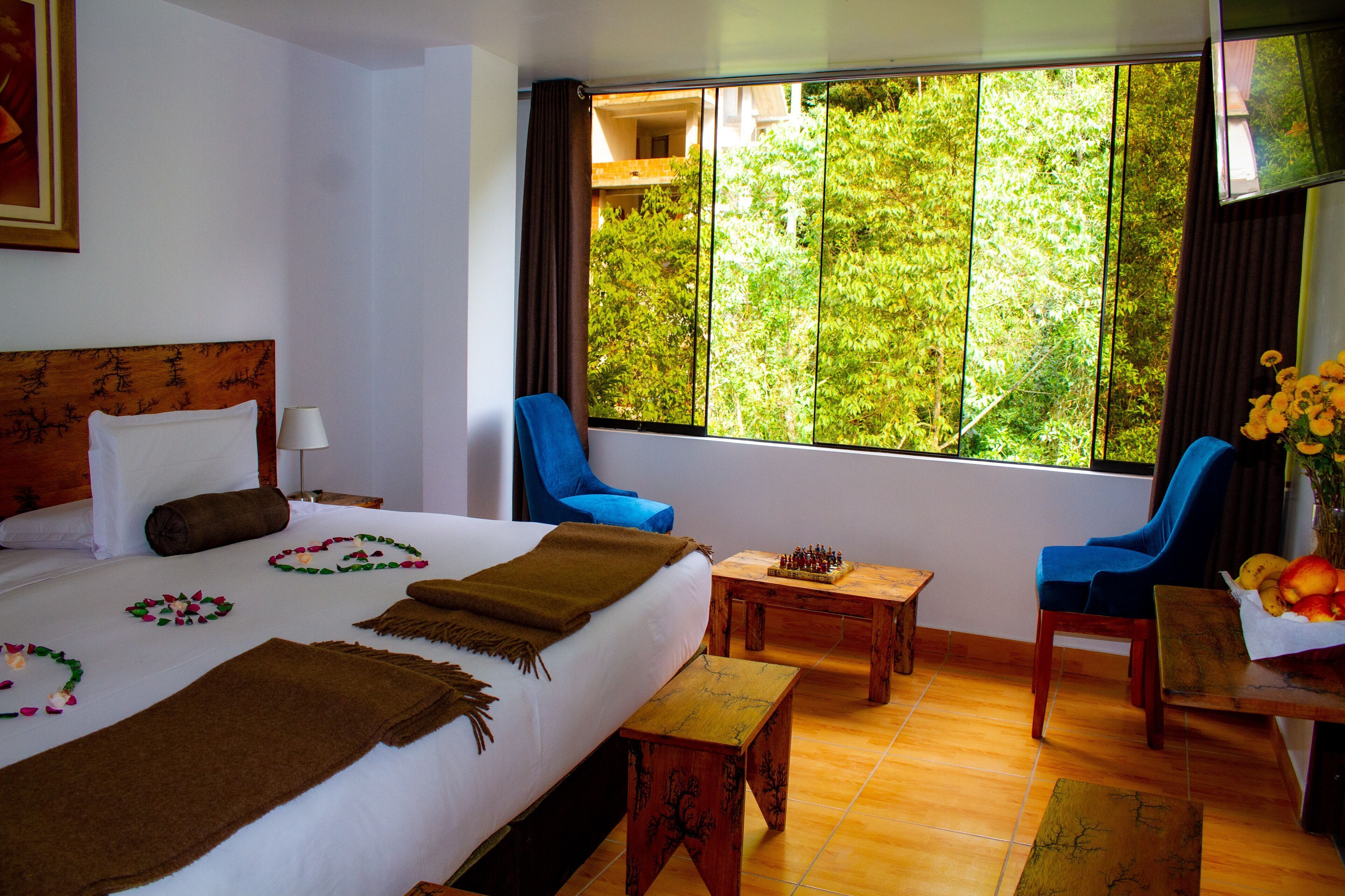 Pillowtop beds, in-room safe, iron/ironing board, free WiFi