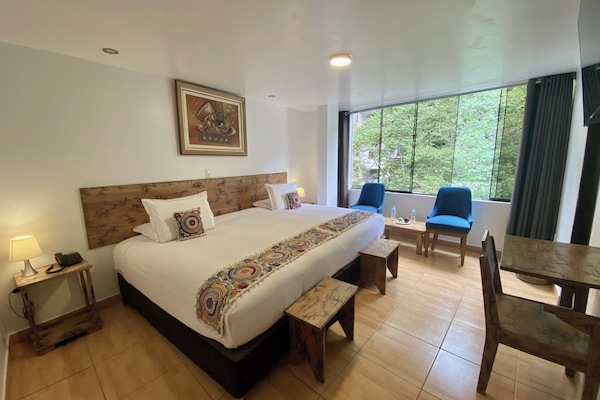 Colchones con pillow-top y caja de seguridad en la habitación