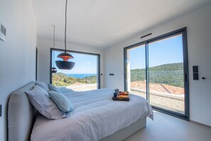 5 bedrooms, iron/ironing board, free WiFi, bed sheets