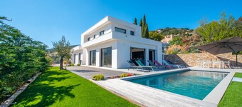 Contemporary villa with pool and sea view for 10 people