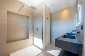 Dusche, Handtücher, Toilettenpapier