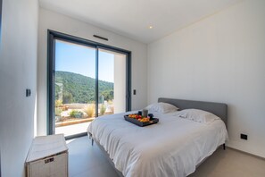 5 bedrooms, iron/ironing board, free WiFi, bed sheets